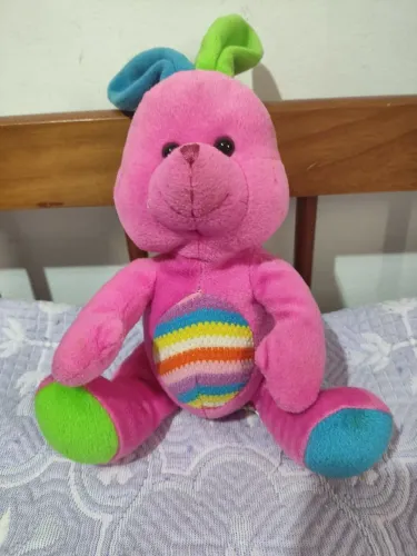 Pelúcia coelha colorida rosa da páscoa