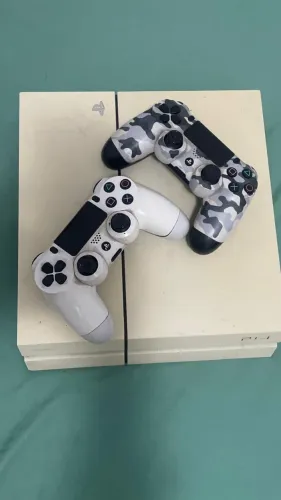Ps4 com dois controles não tenho jogo, só tem jogo na minha conta se quiser .