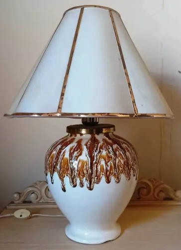 Abajur Vintage em Cerâmica Branca com Esmalte e trabalho em Caramelo - Raridade anos 70
