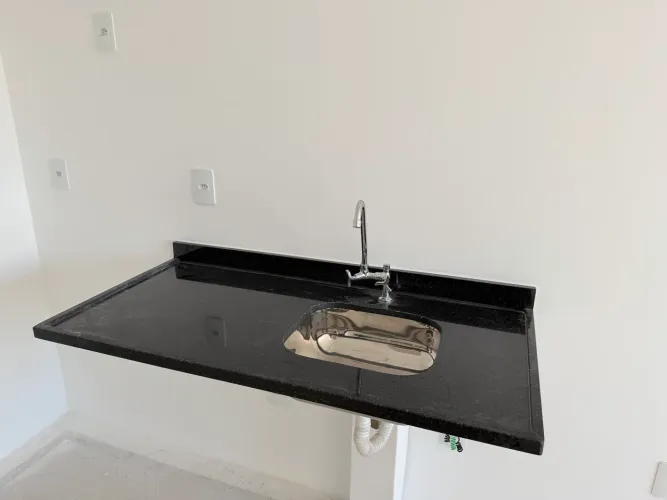 Bancada de Granito Preto com Cuba Inox e Torneira - Completa