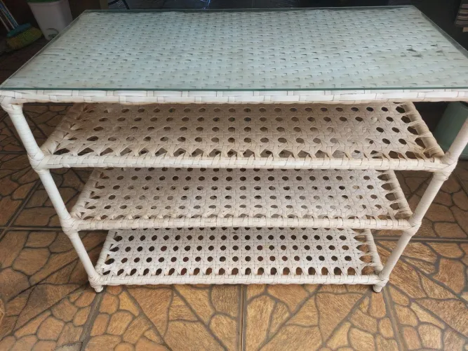 Movel estante feito de vime com tampo de vidro 