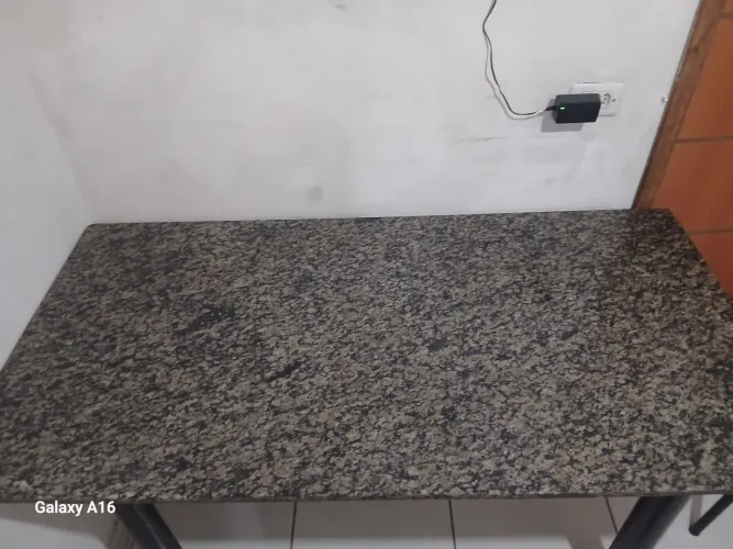 Vendo mesa de mármore com 6 cadeiras
