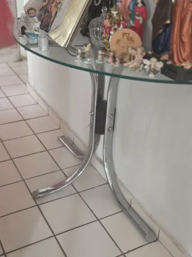 Aparador de vidro com pés de inox