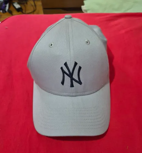Boné New Era NY cinza