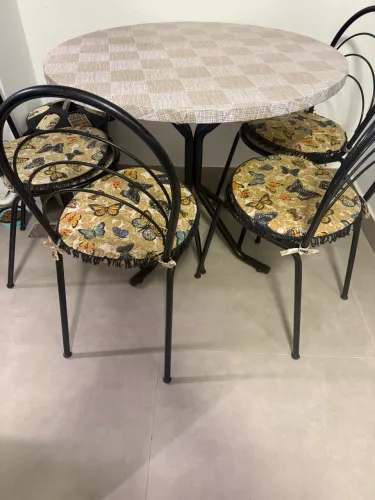Mesa redonda com quatro cadeiras