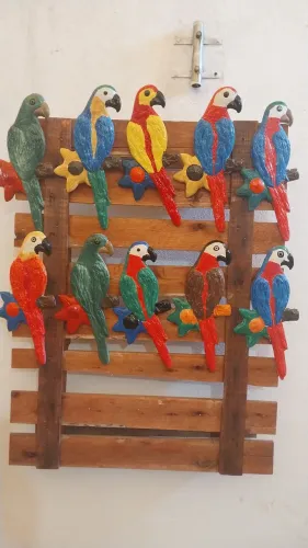 Lindos enfeites decorativos; tucano e Arara