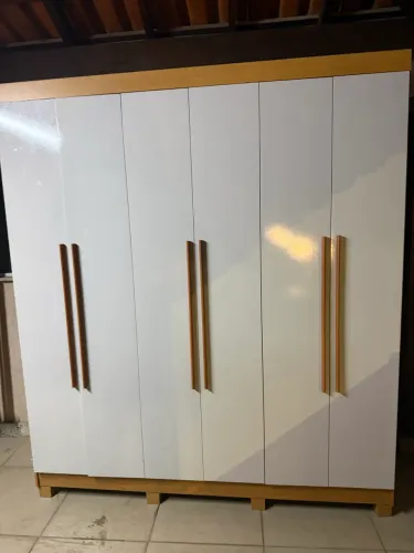 LINDO GUARDA ROUPA SEM DETALHES