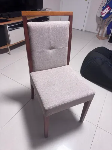 Cadeira com estrutura de madeira