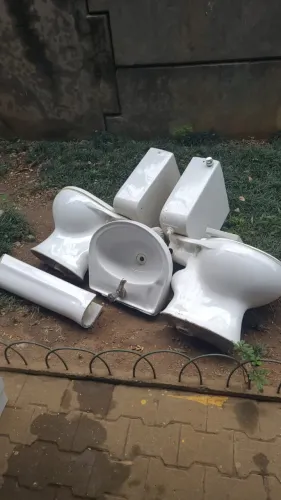 Lote com 2 Vaso Sanitário com caixa acoplada e 1 lavatório com torre