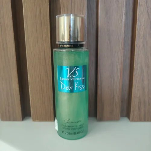 Body Splash V.S. Secrets of Romance - Dew Kiss