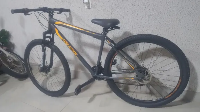 Vende-se uma bicicleta aro 29 seminova