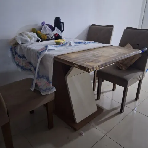 Mesa com 3 cadeiras 