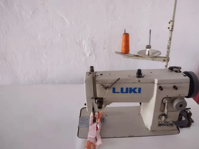 MAQUINA INDUSTRIAL DE COSTURA LUKI 21 A VENDA
