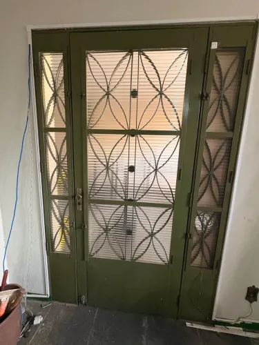 Porta verde social com janela