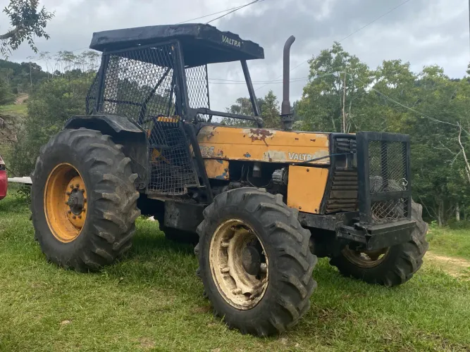 Trator Valmet 785 e John Deere 5700 
