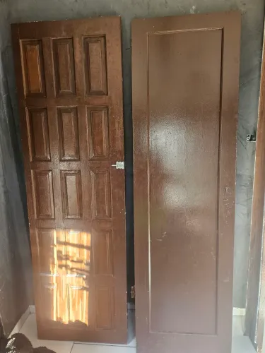 Portal e porta de madeira