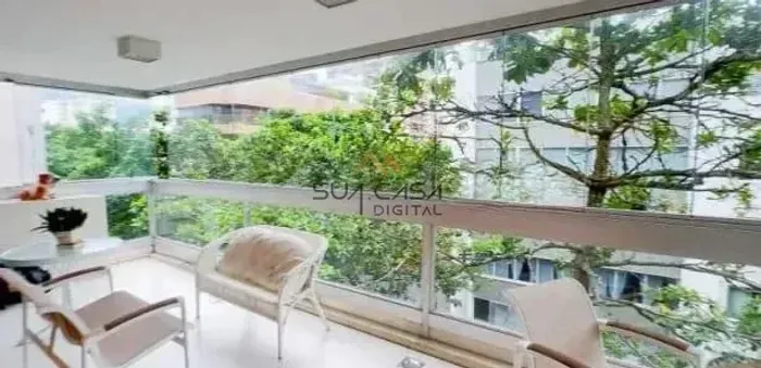 Leblon- Apartamento reformado 250m² | Rua nobre| 4 Quartos| 2ª Quadra Praia REF: IPAP5737