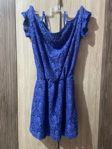 Vestido festa todo trabalhado em renda lindíssimo com detalhe de pedraria