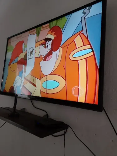Tv 40 " não é smart , tem entrada para tv Box, valor 600,00