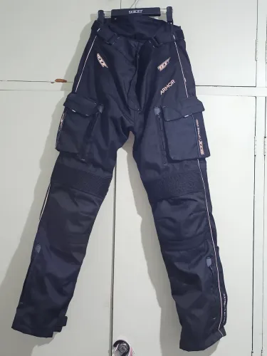 Calça Texx Armor para motociclista com proteção e impermeável 