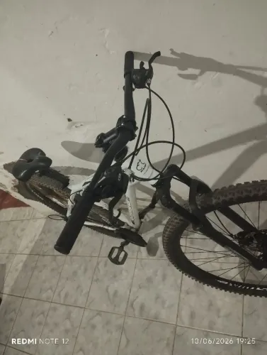 Bike Com Suspensão na frente freio a Disco e De marcha  também 