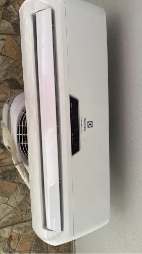 Vende se 2 ar-condicionado 12 mil , 1 midea 1 Eletrolux inverter