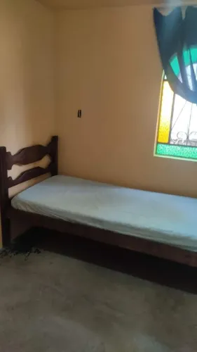 Alugo quarto em casa de Família