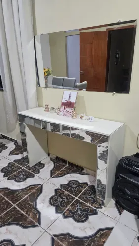 Aparador com espelho