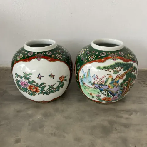 Par de Vasos Bojudos em Porcelana Oriental Pintados à Mão