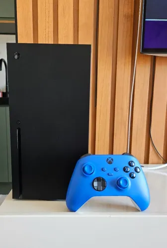 Vídeo Game Console Xbox Series X 1TB Preto com controle series x shock blue azul