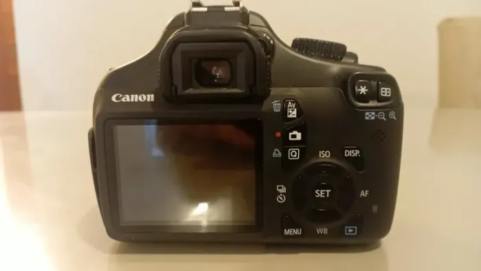 Canon EOS 1100D ? somente corpo, com bateria e tampa, sem lente.