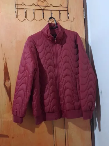 JAQUETA PUFFER BORDÔ
