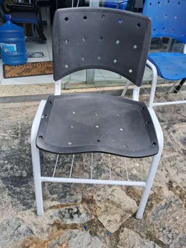 Cadrira secretária fixa em polipropileno