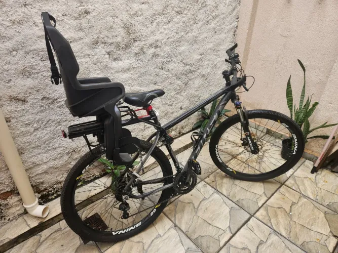 Vendo bike First aro 29 com cadeirinha para criança é pegar e andar !!!