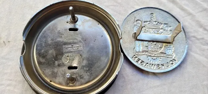 Emblema do Bico do Karmann Ghia Esmaltarte NOVO Bolinha raridade nunca usado