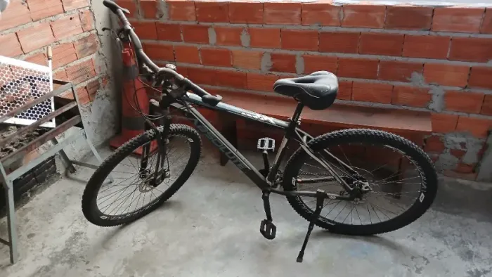 Bicicleta aro 29 semi nova.