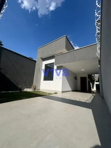 Vende-se casa com 03 quartos (01 suíte) piscina, frente praça da criança, Mansões Paraíso,