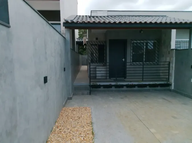 A/ Casa com 2 dormitórios sendo 1 suíte em Potecas - São José / SC