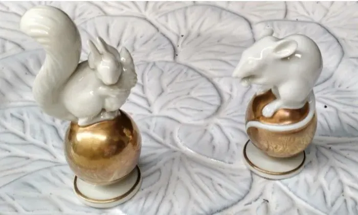 Legítimo Rosenthal, (década de 1940) porcelana branca em um globo dourado.