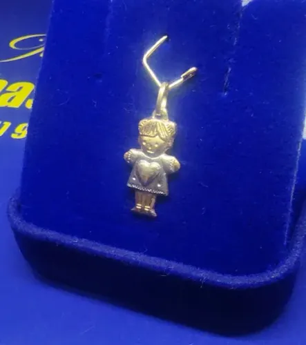 Pingente Meninas Coração no Peito Detalhes Ouro Branco Ouro 18 Kilates Peso 0.44 Grama 22 