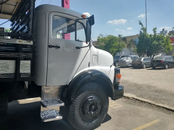 MB 1113 ano 1977 turbinado, direção hidráulica freio mixto, pneus novos.