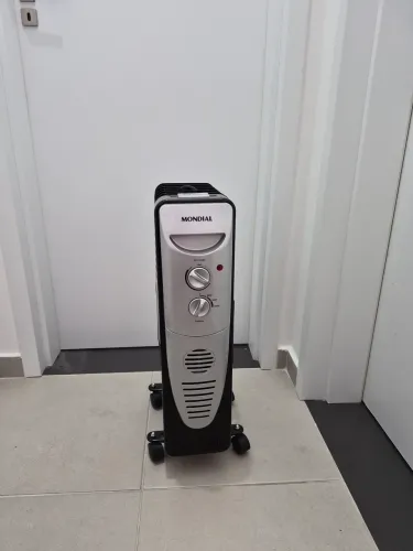 Aquecedor a óleo Mondial apreto/Prata 1500W A-06