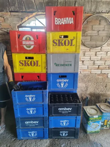 Vendo engradados de cerveja com vasilhame 600 ml 11 caixas litrinho 300 ml com vasilhame