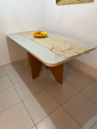 Mesa de Madeira Maciça com Tampo de Vidro