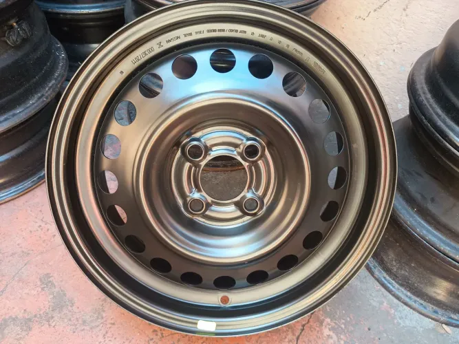 Uma roda aro 15 zerado original da Nissan versa e march