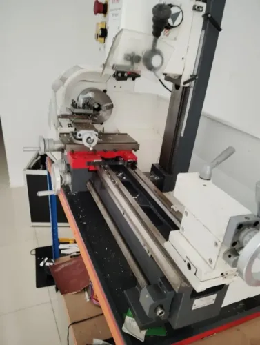 Torno Mecanico de bancada 250mm x 550mm com Furadeira Fresadora Multifuncional TURNER 250M