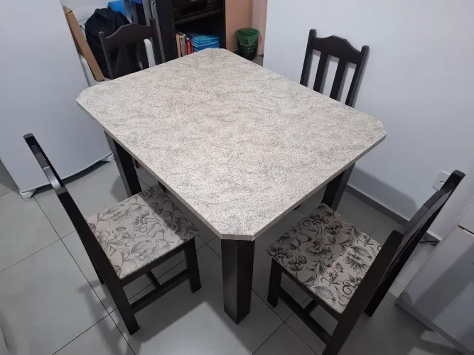 Mesa com 4 cadeiras
