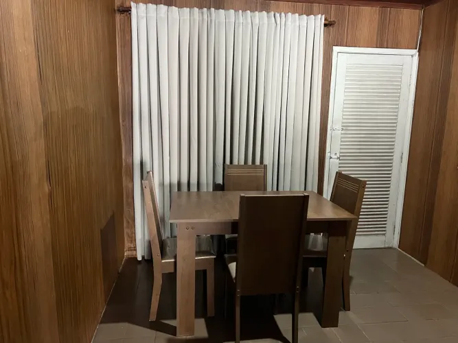 Mesa com 4 cadeiras 