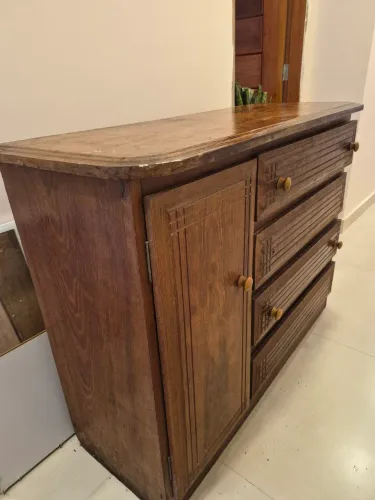 Vende-se Cômoda em angelim com 4 gavetas e portinha lateral