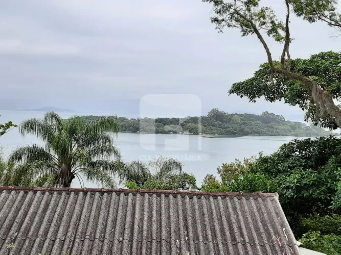 Terreno à venda no bairro Ribeirão da Ilha